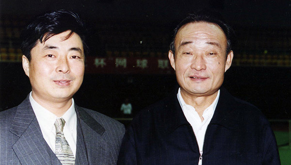 時(shí)任人大常委會(huì )委員長(cháng)，中央政治局委員常委、國務(wù)院副總理吳邦國親切接見(jiàn)通光集團黨委書(shū)記張強